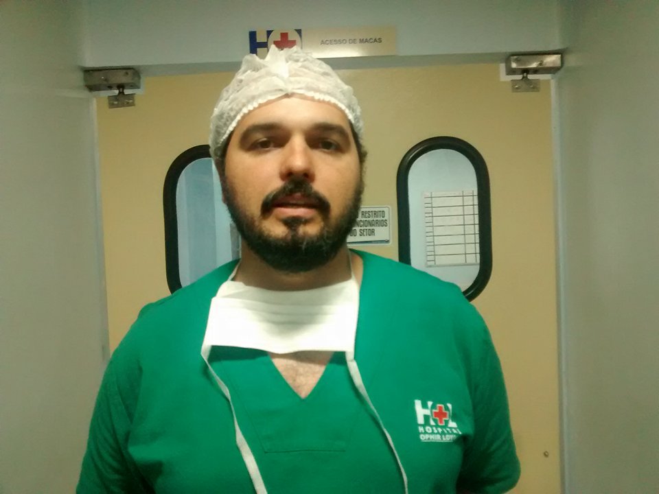 Dr. Rafael Maia, explica que a Hemicorporectomia é considerada uma cirurgia de alta complexidade associada à colostomia e que é empregada como procedimento de exceção. 